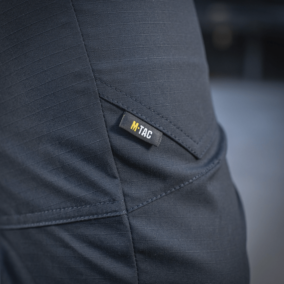 M-Tac Tactical Bukser Patrol Gen II Flex i nærbillede med M-Tac logo på lommen.