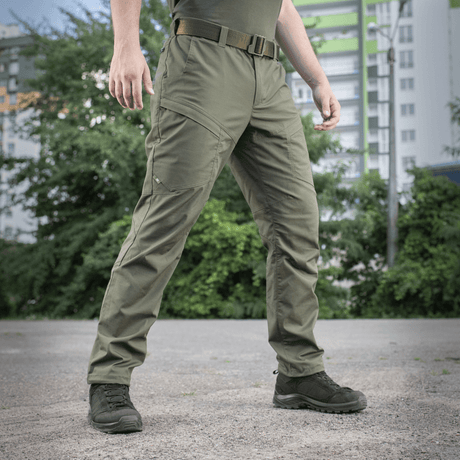 M-Tac Tactical Bukser Patrol Gen II Flex i en udendørs setting, komfortabelt og stilfuldt design, ideel til udendørsaktiviteter.