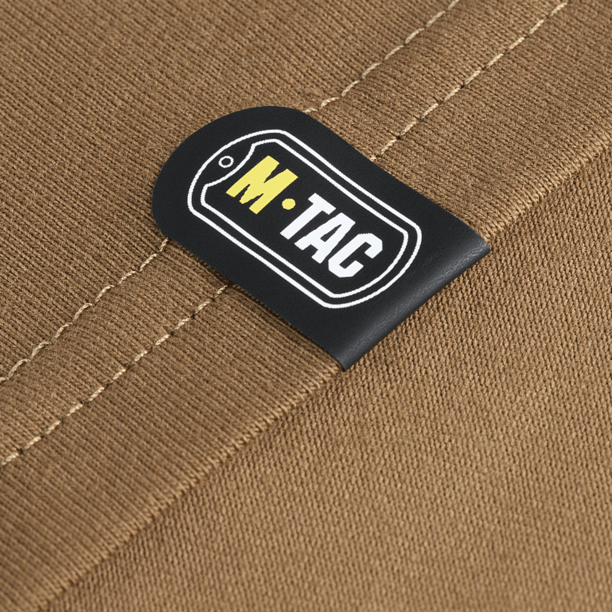 M-Tac Long-sleeve T-shirt 93/7 tæt på syning og logo på brun stof