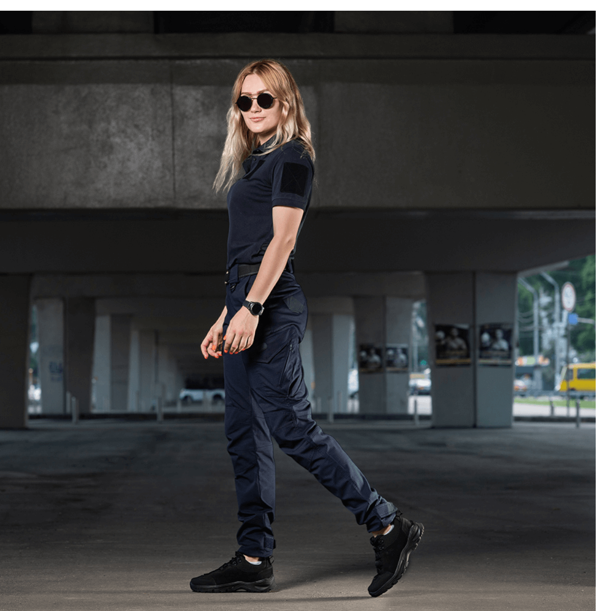 Kvinde iført M-Tac Bukser Aggressor Dame Flex velegnet til træning og forretningsrejser, lette materialer med Teflon-beskyttelse.