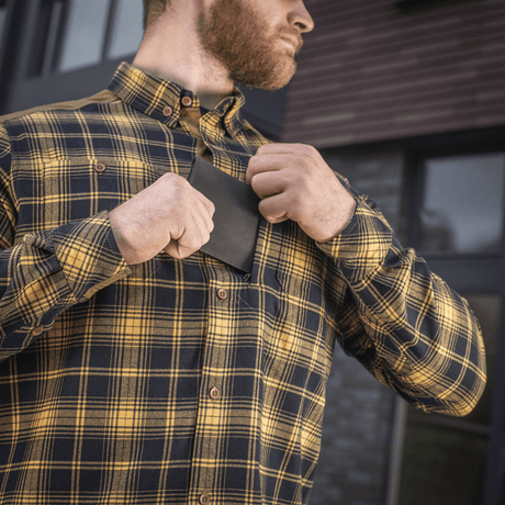 Mand i M-Tac Redneck Skjorte, marineblå/gul plaid, justerer brystlomme. Vindtæt og vandafvisende materiale, ideel til daglig brug.
