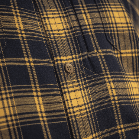 Detalje af M-Tac Redneck Skjorte i Navy Blue/Yellow med knapløkke og ternet mønster, ideel til taktisk eller daglig brug.