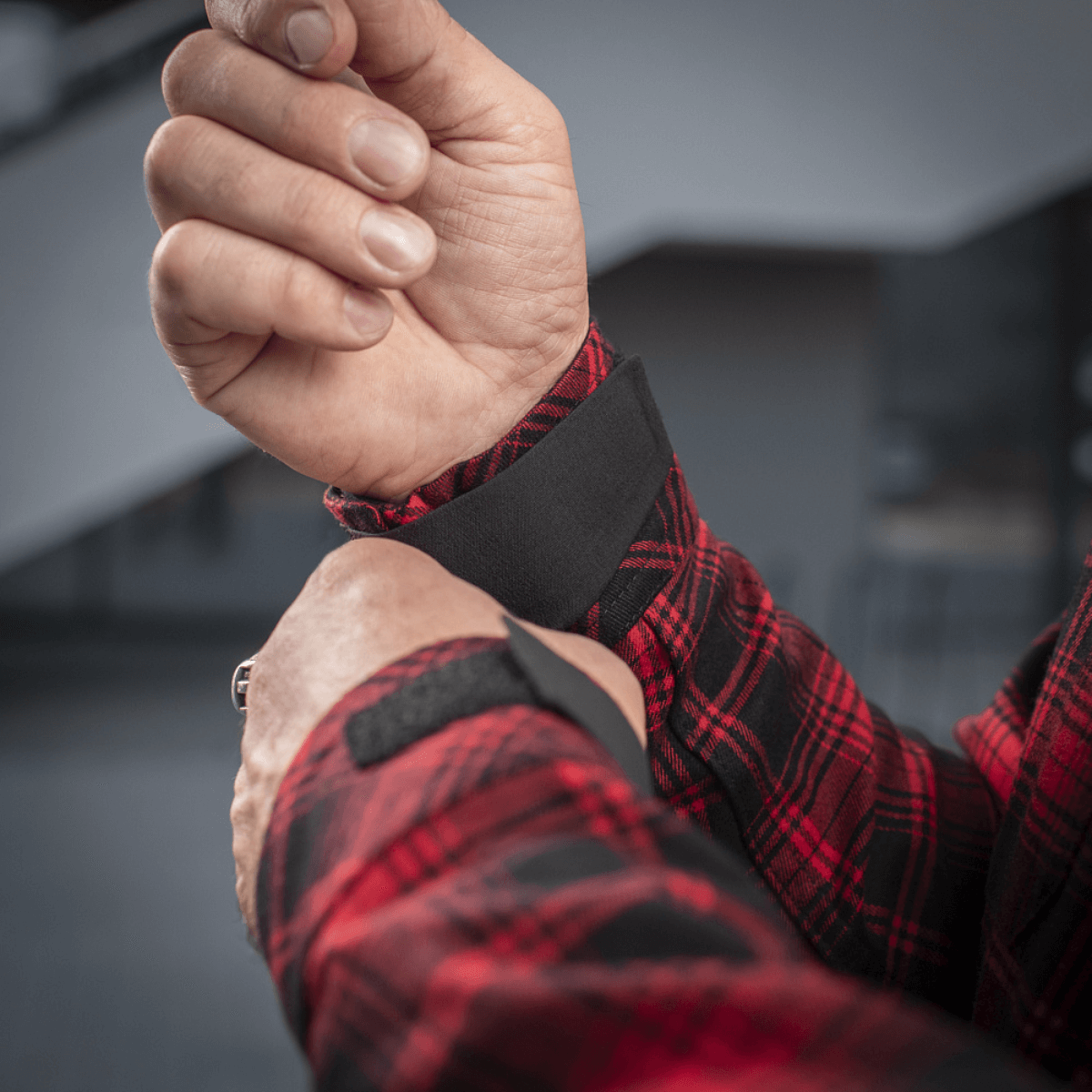 M-Tac Redneck Skjorte med velcro-justerbare ærmer i marineblå/gul plaid.