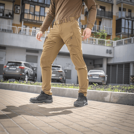 Mand iført M-Tac Bukser Rubicon Flex, komfortable og vandtætte bukser perfekte til træning og fritid, lavet af 4-Way Stretch stof.