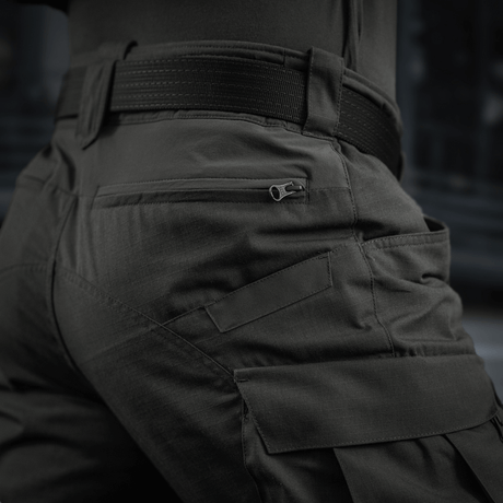 Detaljeret billede af M-Tac Bukser STURM NyCo Extreme Gen.II med forstærkninger, designet til taktisk brug og holdbarhed.