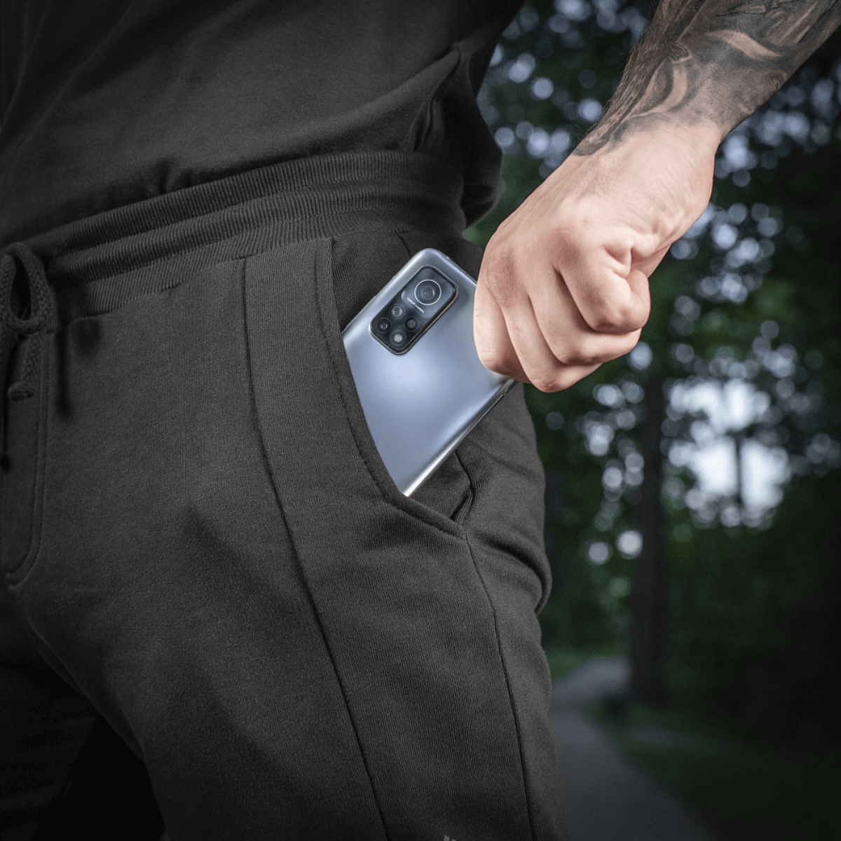 Mand iført M-Tac Shorts Casual Fit Cotton med telefon i lommen, viser brugervenlighed og design.