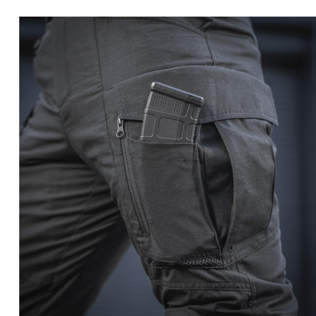 Armybukser M-Tac Bukser Army NYCO Extreme med lomme design, holdbart stof og komfort, der vises i nærbillede.