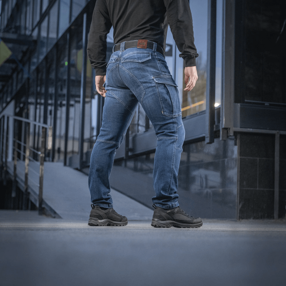 M-Tac Jeans Aggressor i slidstærkt denim med rummelige lommer, set bagfra, ideel til taktisk brug, 99% bomuld og 1% elastan.