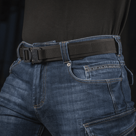 M-Tac Jeans Aggressor med taktisk bælte og rummelige lommer i slidstærkt blå denim for komfort og funktionalitet.