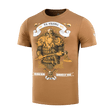 M-Tac T-shirt Viking, brun T-shirt med vikingemotiv i kampudrustning og teksten "Til Valhall", lavet af 93% bomuld og 7% andet materiale.