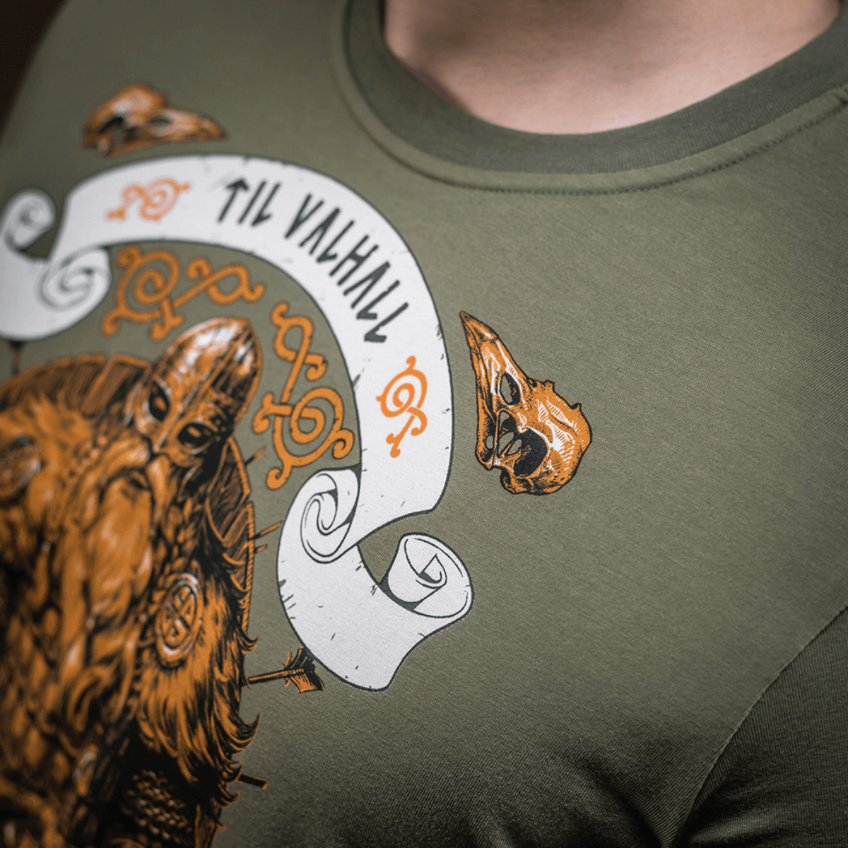 M-Tac T-shirt Viking med kampklædt viking og "Til Valhall" tekst, fremhæver mod og værdier. Designet i bomuld.