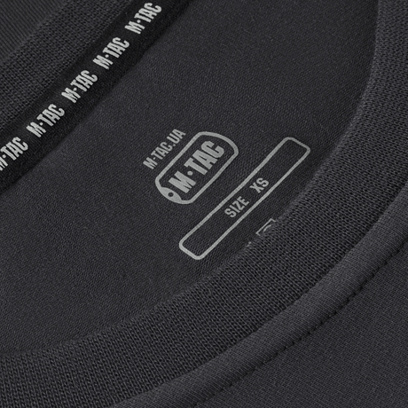 M-Tac T-shirt 93/7 Summer i sort farve, tæt på syning og mærke, XS-størrelse, visning af detaljeret kvalitetsmateriale, ideel til varme sommerdage.