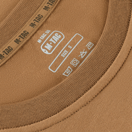 M-Tac T-shirt 93/7 Summer i lysebrun farve med etikette og vaskemærker, fremstillet af 93% bomuld og 7% elastan. Perfekt til sommeren.
