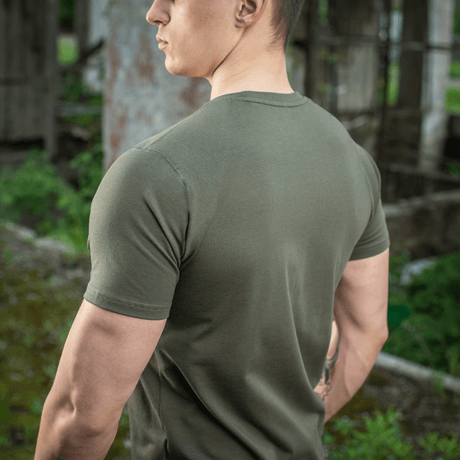 Mand iført M-Tac T-shirt 93/7 Summer, set bagfra, ideel til sommerbrug