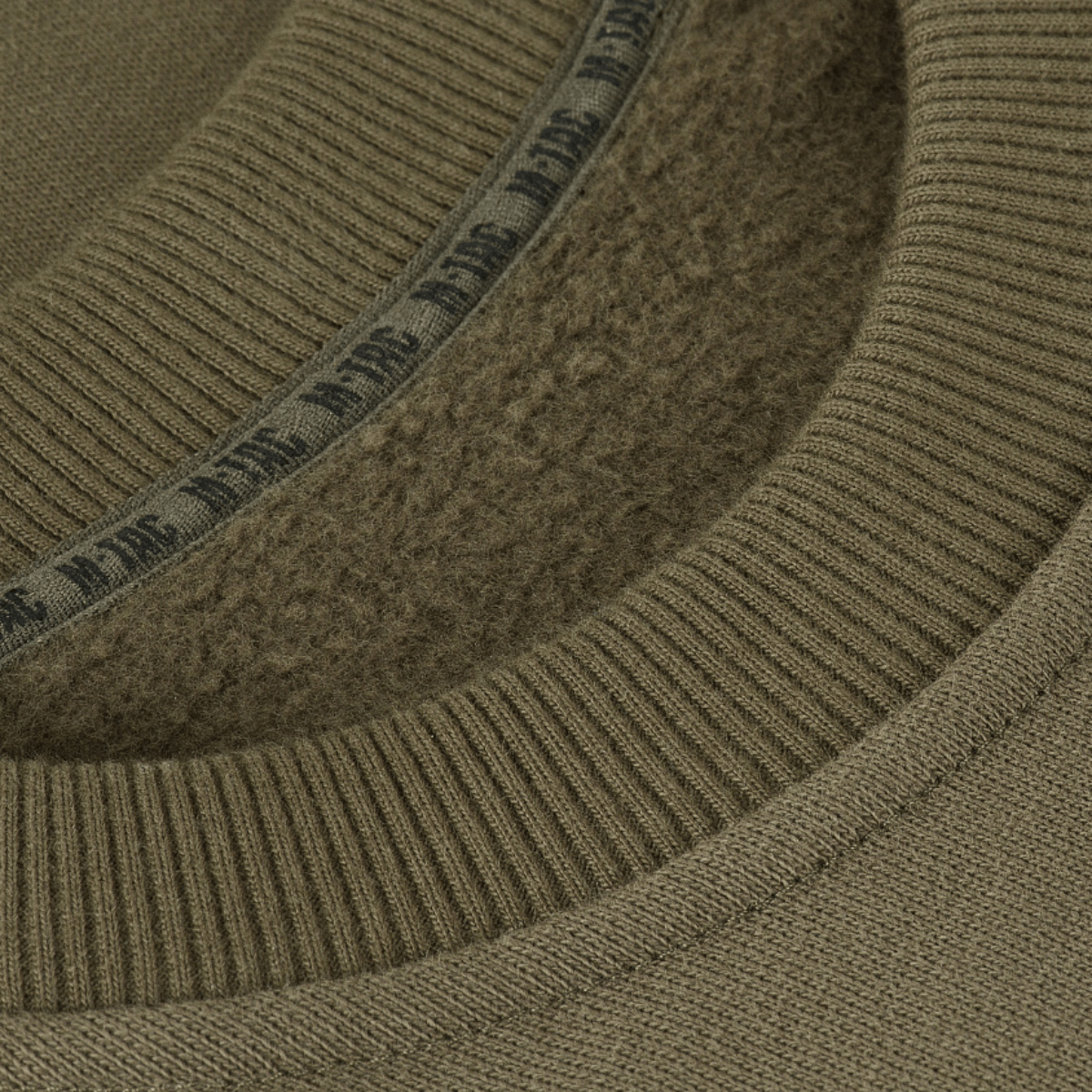 Nærbillede af M-Tac Sweatshirt Cotton Hard i 100% bomuld med ribkantdetaljer og reflekterende logo