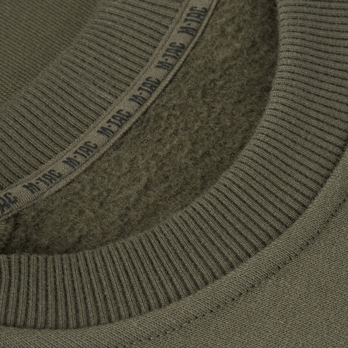 Detaljeret visning af halsudskæringen på M-Tac Sweatshirt Cotton Hard, med ribkanter og reflekterende logo.