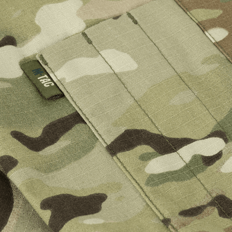 Nærbillede af M-Tac Jakke Sturm NYCO Extreme i Multicam-mønster, lavet af slidstærkt NYCO Extreme stof, let og åndbart materiale.