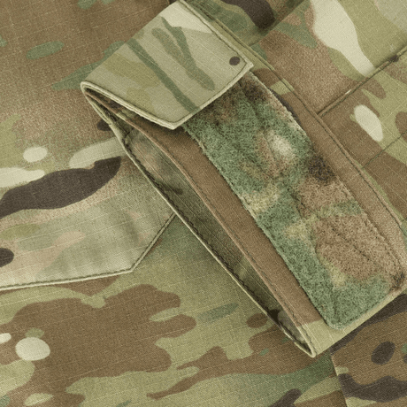 Detalje af M-Tac Jakke Sturm NYCO Extreme i holdbart Multicam-mønster, fremstillet af let, slidstærkt stof med høj åndbarhed.