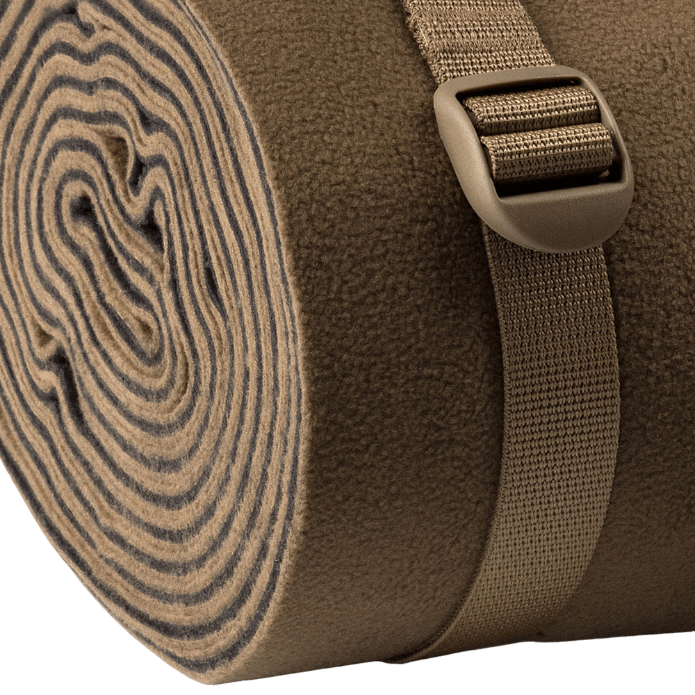 M-Tac Kompressionsrem i nylon, ideel til vandreture og militærbrug, fastgjort på en sammenrullet tæppe som ekstra bælte.