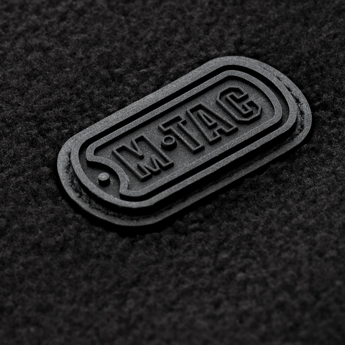 M-Tac Alpha Microfleece Jakke Gen.II logo detalje på slidstærk fleece jakke til taktisk og outdoor brug i koldt vejr.