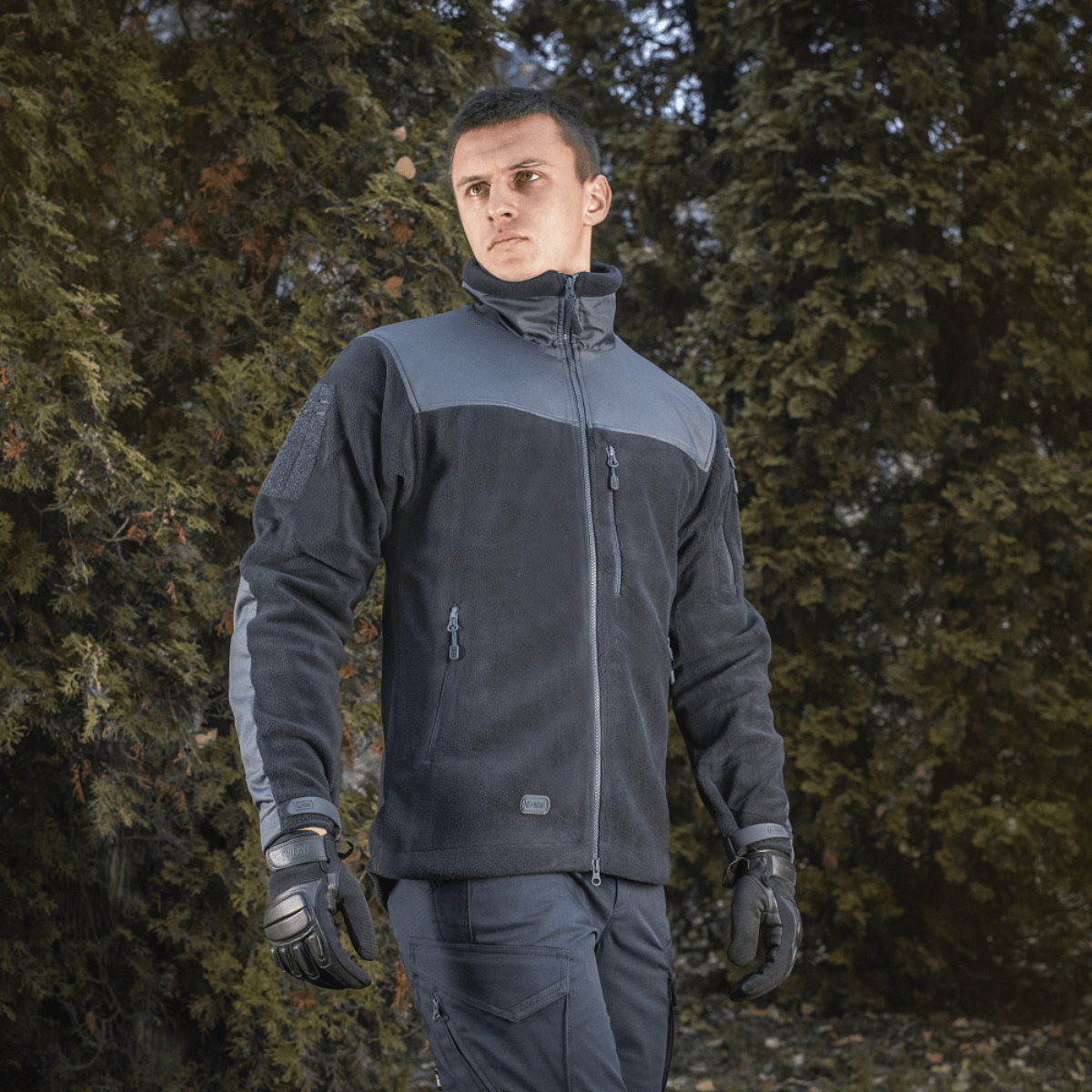 Mand iført M-Tac Alpha Microfleece Jakke Gen.II i naturen, viser holdbarhed og varme til taktisk brug i kold vejr.