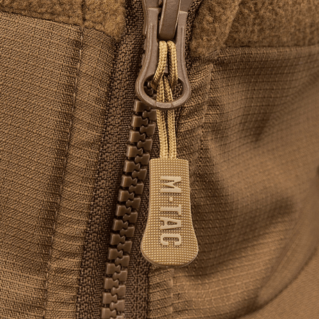 M-Tac Alpha Microfleece Jakke Gen.II lynlås detalje, lavet af forstærket fleece med Oxford nylon for taktisk brug og slidstyrke.