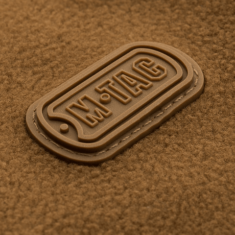 Logo på M-Tac Alpha Microfleece Jakke Gen.II viser avanceret design og slidstyrke for koldt vejr udendørs aktiviteter.