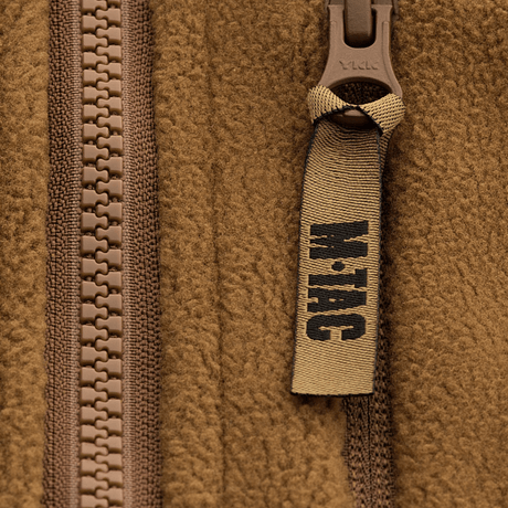 Detalje af lynlåsen på M-Tac Alpha Microfleece Jakke Gen.II, der viser materialets holdbarhed og kvalitet.