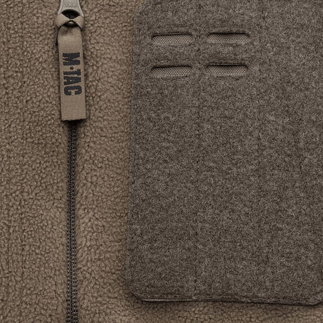 Nærbillede af M-Tac Alpha Microfleece Jakke Gen.II med forstærket fleece og Oxford nylon detaljer til taktisk brug i koldt vejr.