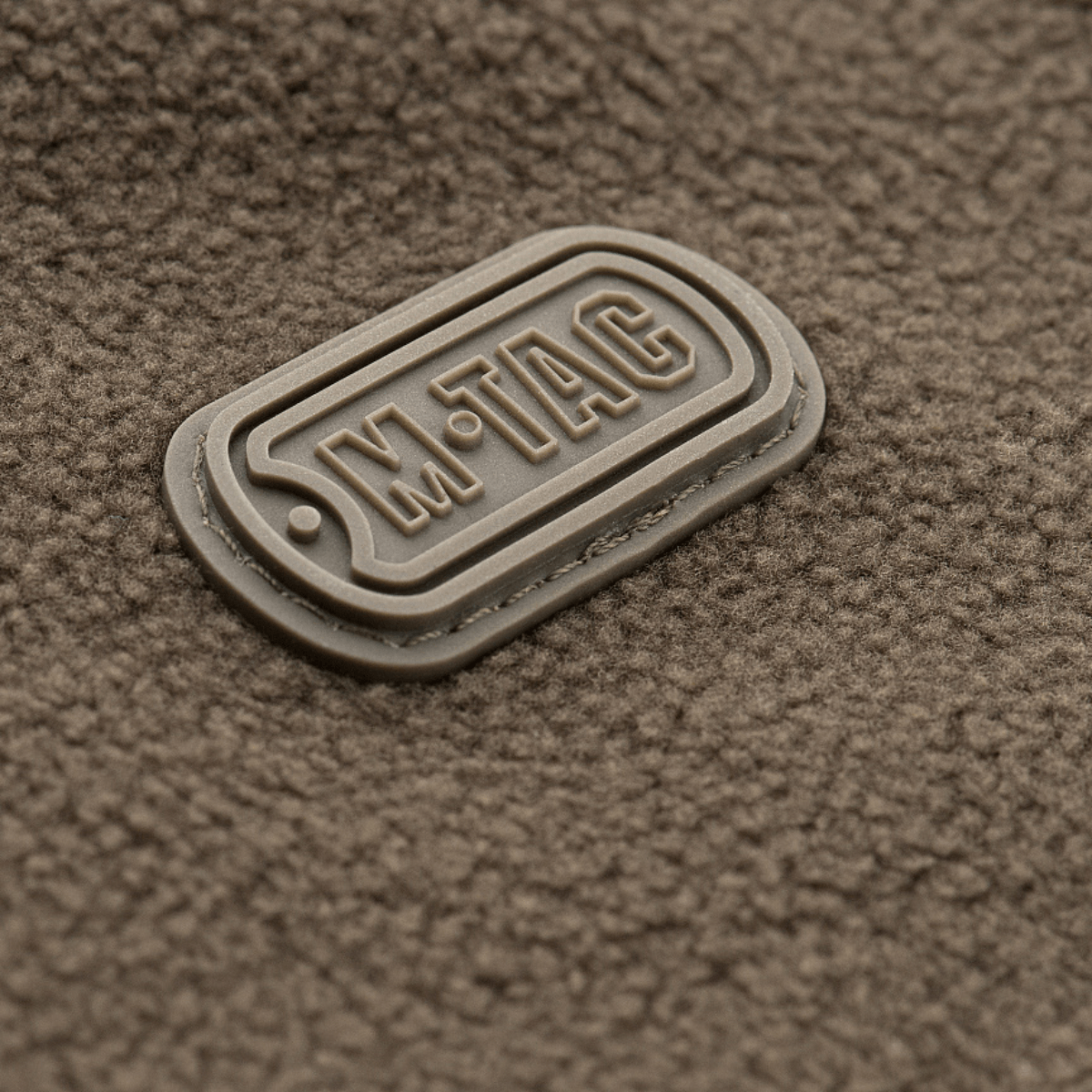 M-Tac Alpha Microfleece Jakke Gen.II i forstærket fleece med M-Tac logo, taktisk design til koldt vejr og outdoor-aktiviteter.