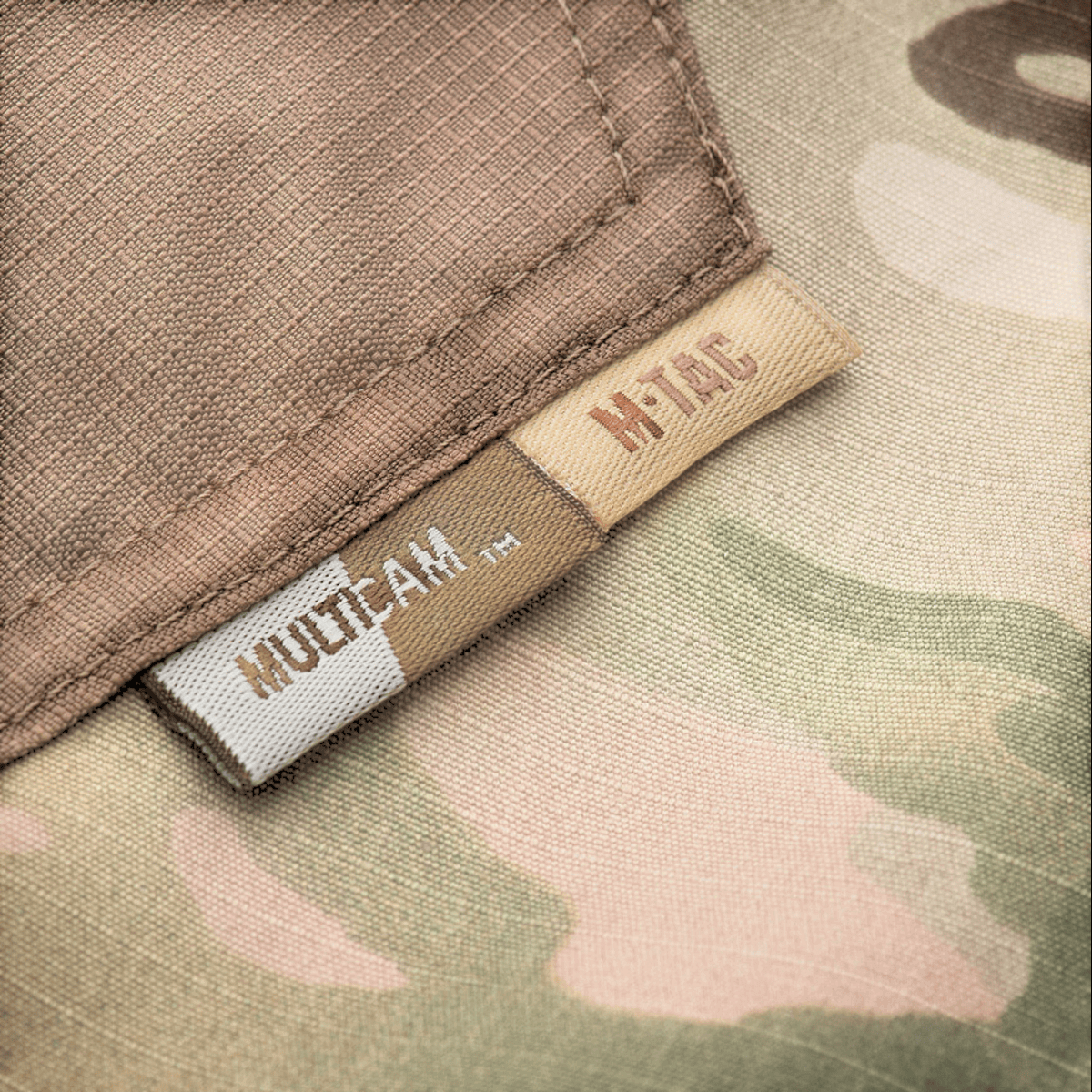 M-Tac Bukser Aggressor Elite NYCO med MultiCam mønster i NYCO rip-stop stof, ideel til taktisk brug og US Army kvalitet.