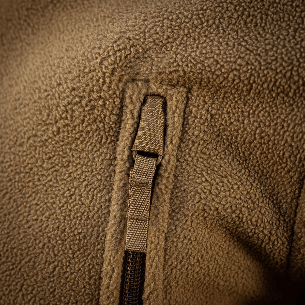 Nærbillede af M-Tac Division Gen.II Windblock Fleecejakke, der viser lynlåslommen i blødt polyesterfleece for maksimal varme.