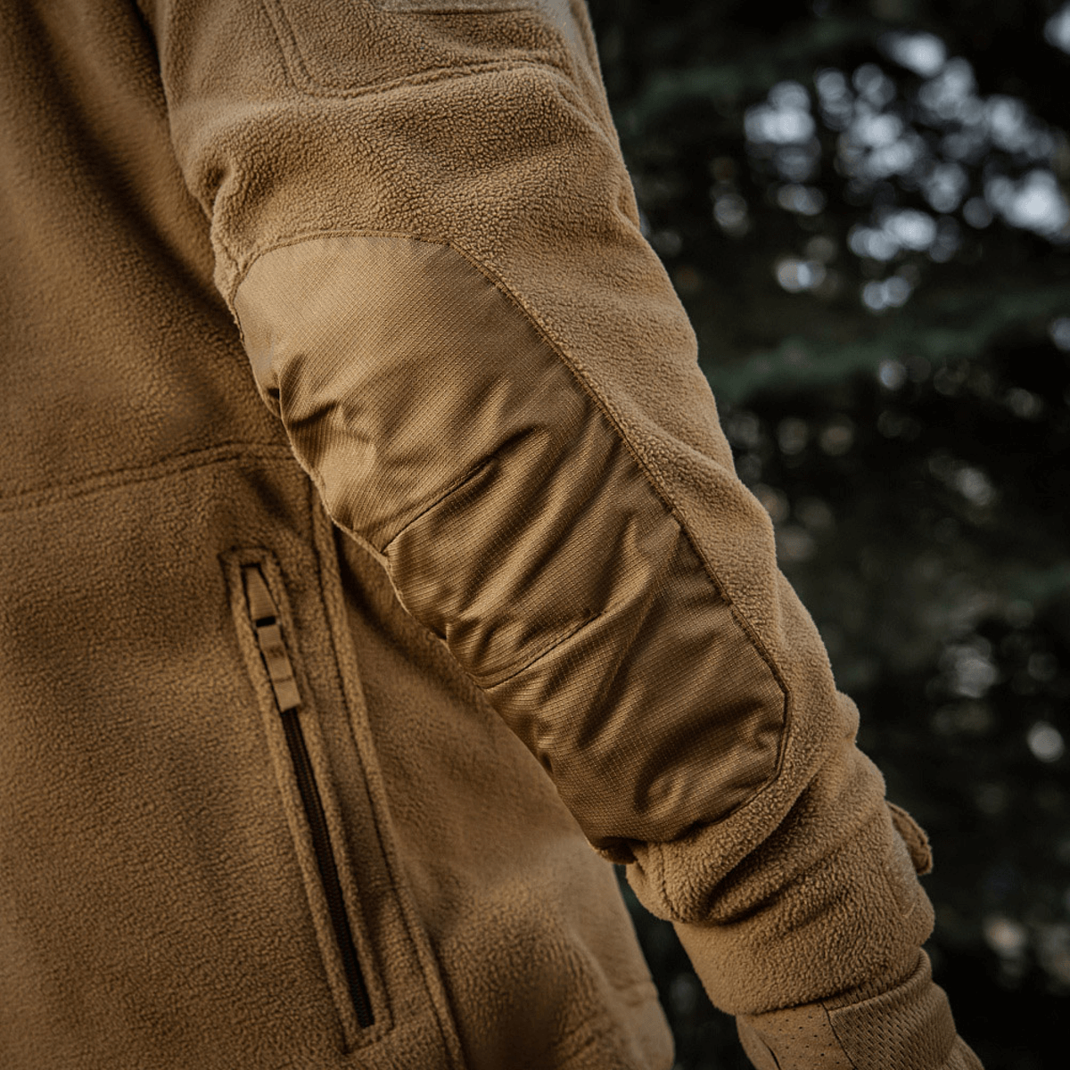 Detalje af M-Tac Division Gen.II Windblock Fleecejakke med forstærkede ærmer, designet til varme og beskyttelse mod vind.