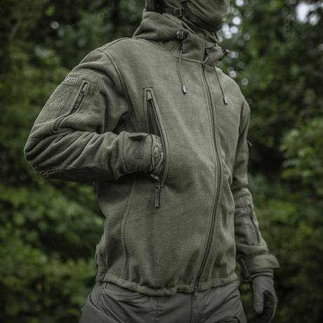 M-Tac Division Gen.II Windblock Fleecejakke i naturen, designet til maksimal varme og beskyttelse mod vind, ideel til køligt vejr.