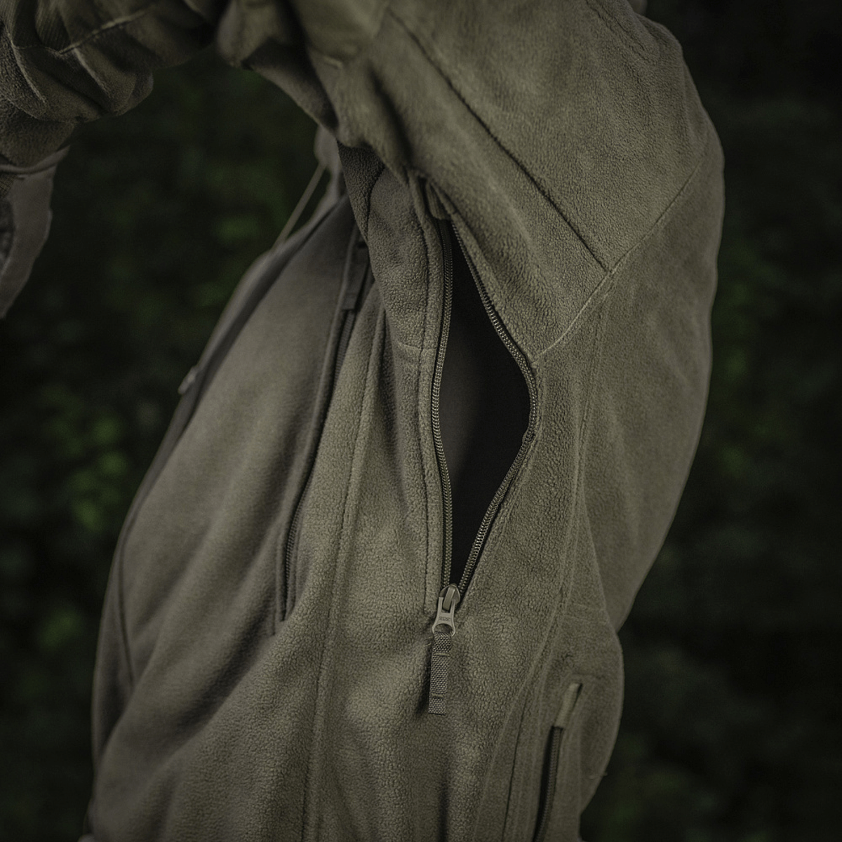 M-Tac Division Gen.II Windblock Fleecejakke med lynlåslomme, maksimal varme og vindbeskyttelse, designet til alsidig brug.