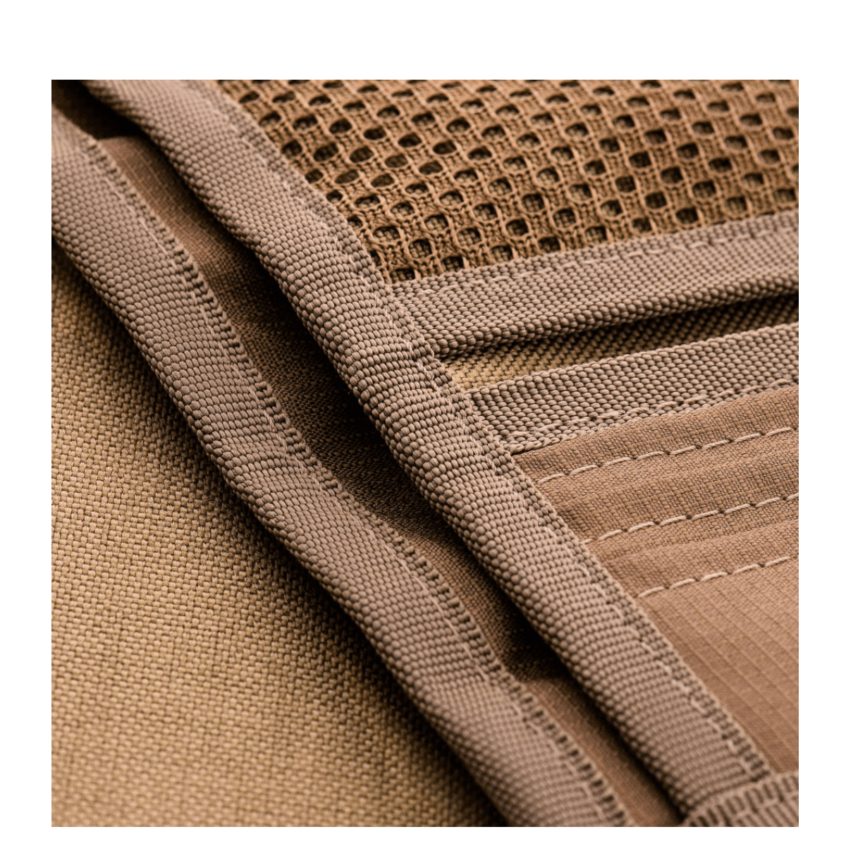 Nærbillede af M-Tac Pung Elite i nylonmateriale og militærstil med rum til kreditkort og identifikationskort.