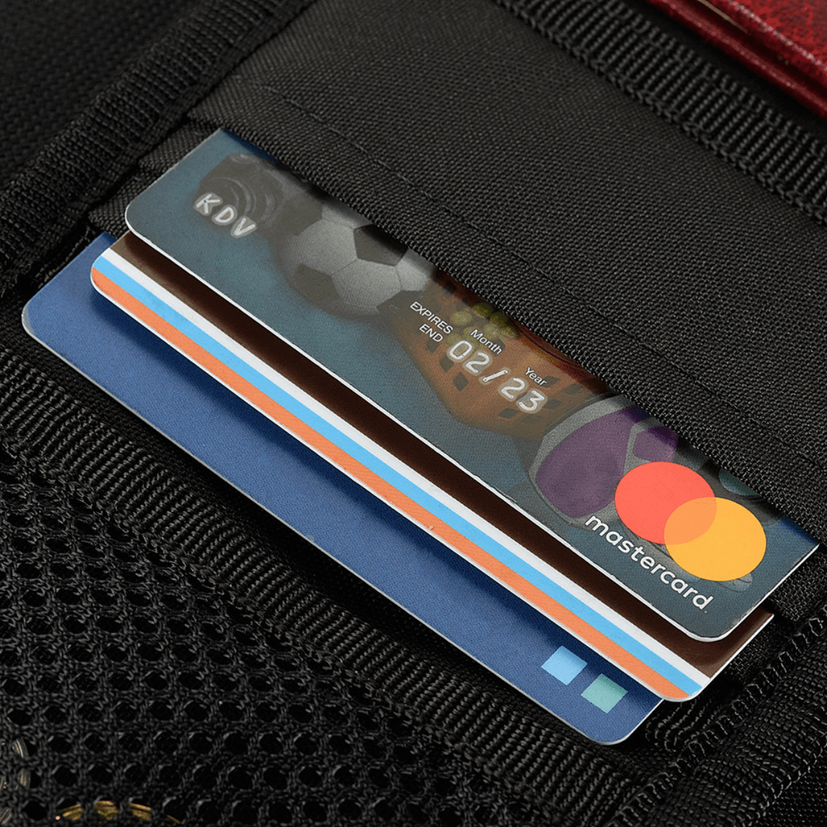 M-Tac Pung Elite Gen.II med kortlommer, ideel til kontanter og kort, fremstillet af slidstærkt Cordura 500D, viser flere kort opbevaret.