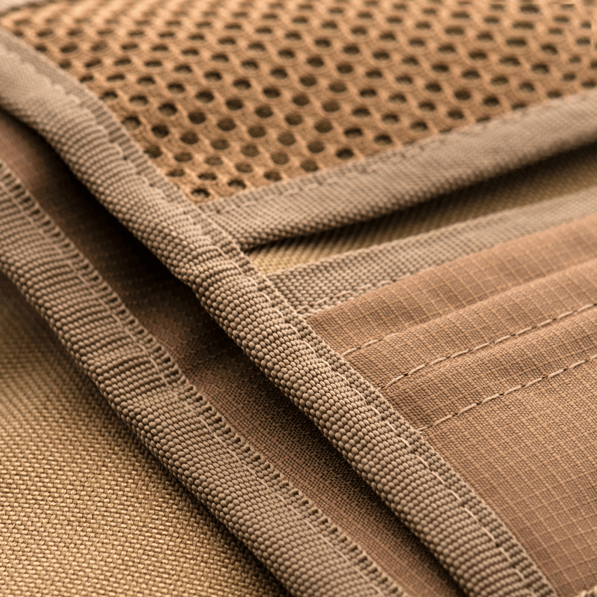 Nærbillede af M-Tac Pung med Patch Panel Elite lavet af holdbart 1000D CORDURA® materiale i militærstil.