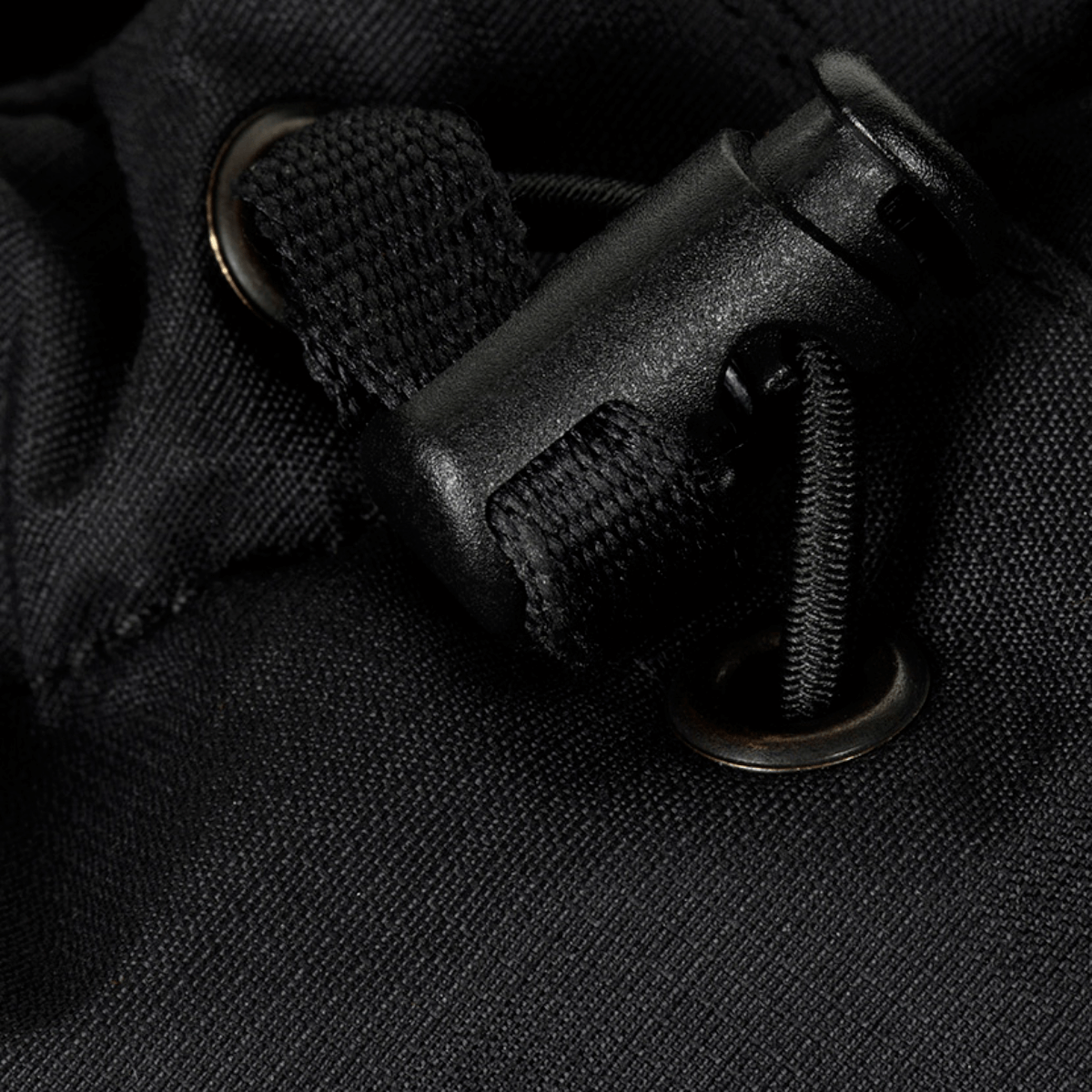 Nærbillede af M-Tac Alpha Gen.III Pro Vinterjakke med justerbar hætte og forstærket designdetalje i sort nylon.