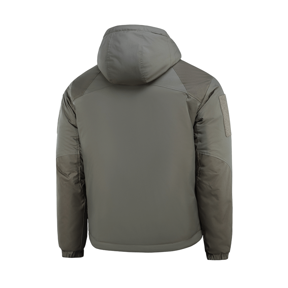 M-Tac Alpha Gen.III Pro Vinterjakke set bagfra, viser justerbar hætte og forstærkninger på albuerne, designet til komfort ved -20°C.