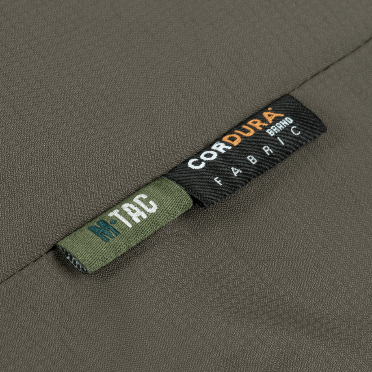 Detalje af M-Tac Alpha Gen.III Pro Vinterjakke med CORDURA stofmærke til holdbarhed og komfort.