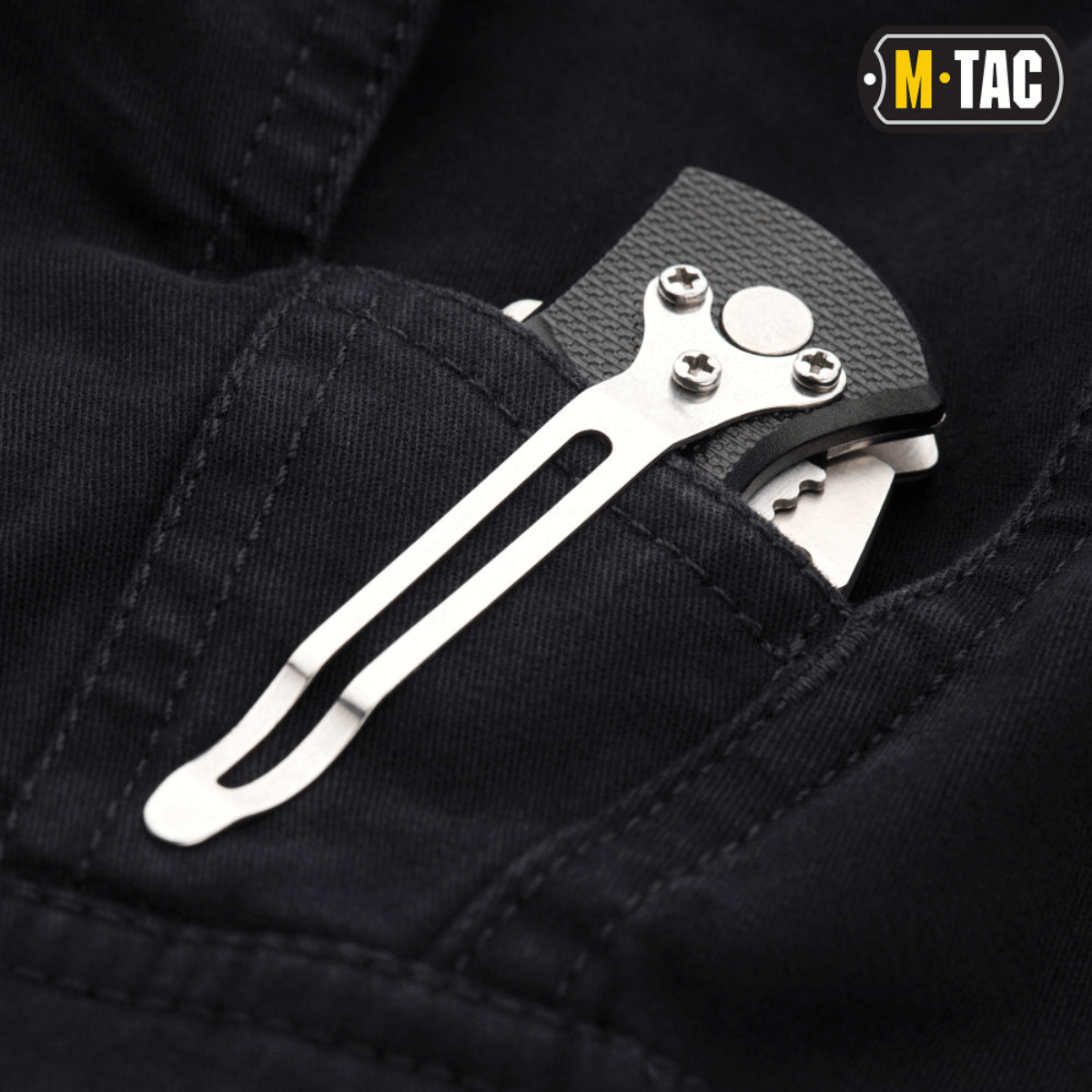 M-Tac Bukser Aggressor Vintage med kniv i lomme, viser slidstærkt design og funktionalitet. Perfekt til hverdagsbrug og feltarbejde.