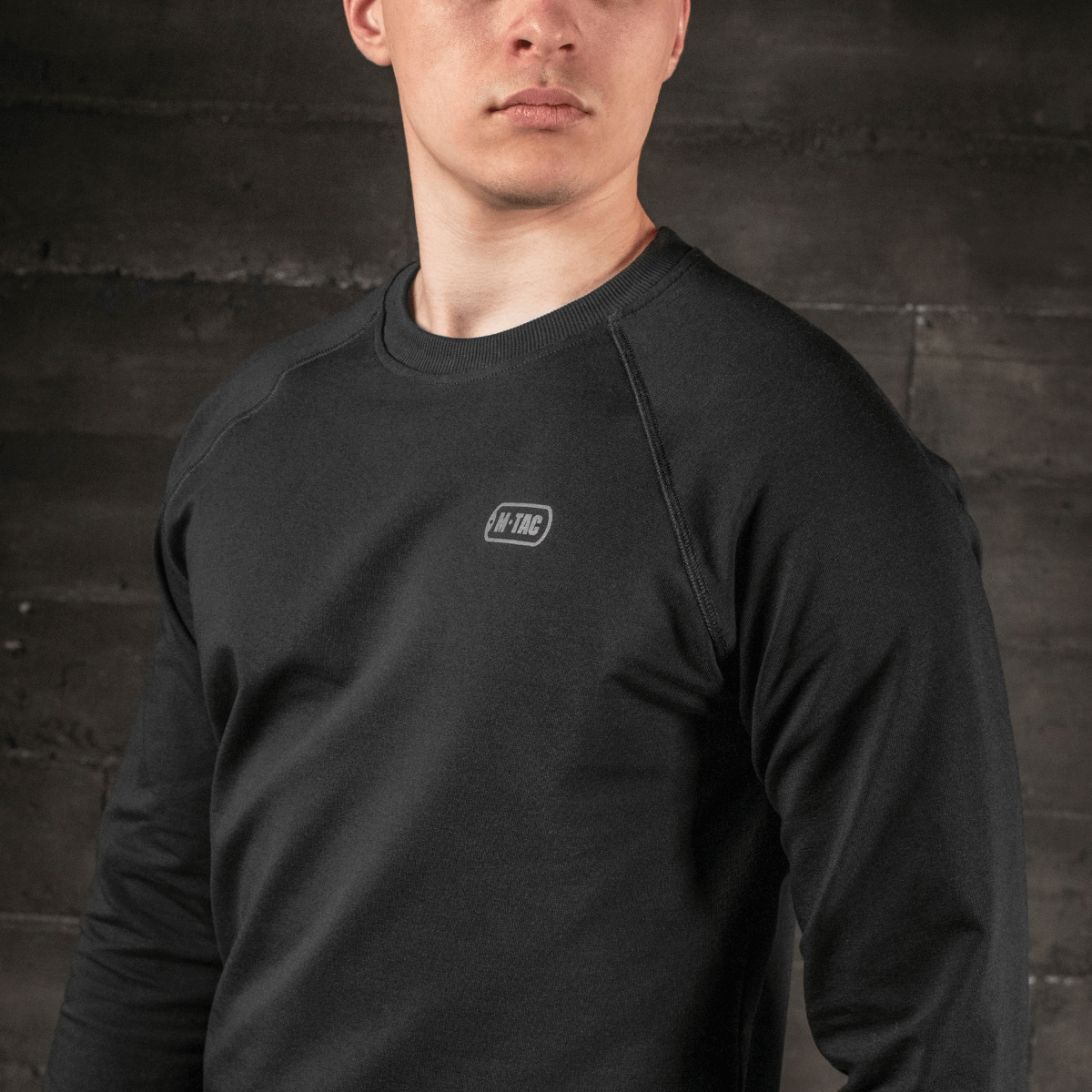 M-Tac Raglan Athlete sweatshirt, sort farve, minimalistisk design, raglanærmer, komfortabel pasform, perfekt til sport og hverdag.