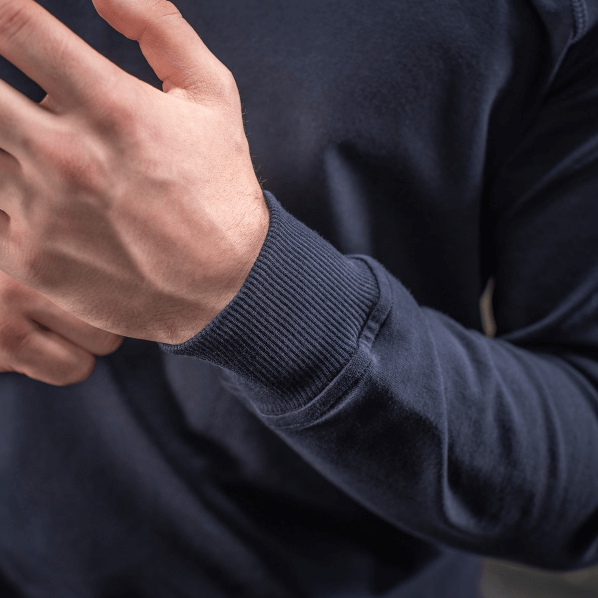M-Tac Raglan Athlete sweatshirt viser tæt billede af manchetter og stofdetaljer i navy farve, ideel til sport og daglig brug.