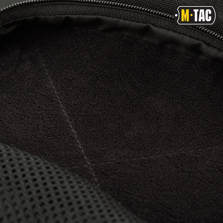 Nærbillede af indersiden af M-Tac Buckler Taske Elite i sort Cordura materiale med blød polstring. Fokus på taktisk opbevaring.