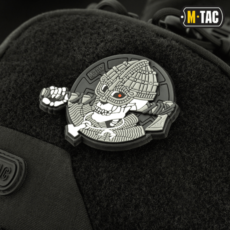 Nærbillede af M-Tac Buckler Taske Elite med taktisk patchesystem og sort design til sikker opbevaring af udstyr.