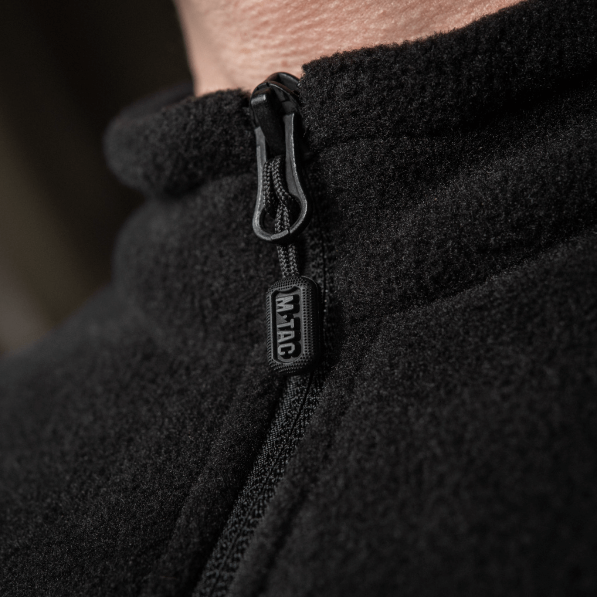 M-Tac Nord Polartec Fleecejakke med lynlås tæt på detalje, lavet af Polartec® 200 Series fleece for varme og komfort.