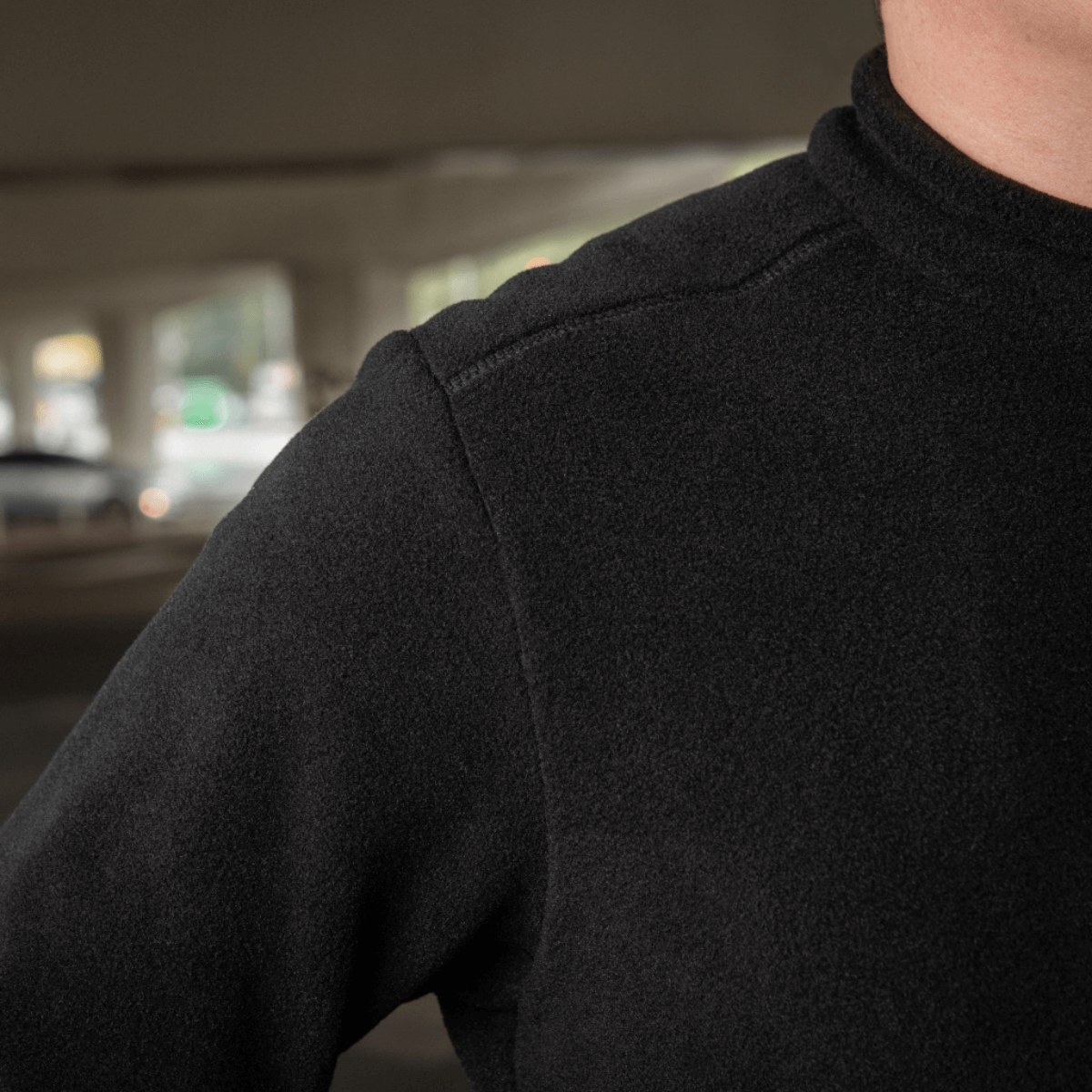 Mand iført M-Tac Nord Polartec Fleecejakke i sort Polartec® 200 Series fleece med høj varmeisolering og fugtledning.