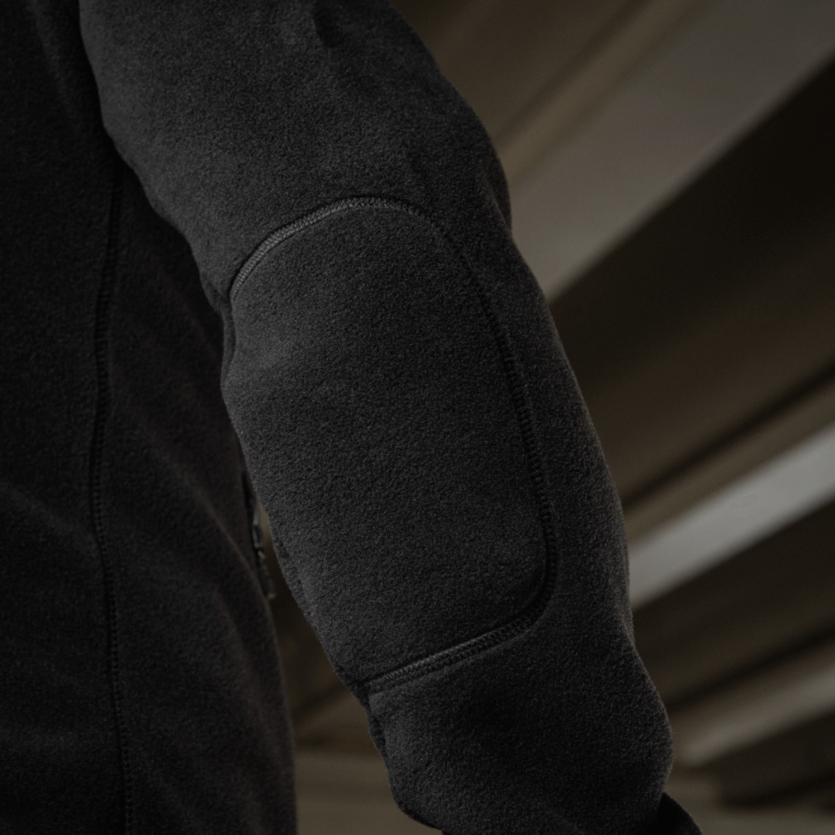 M-Tac Nord Polartec Fleecejakke arm visning med premium Polartec® 200 Series fleece, der kombinerer stil og varmeisolering.