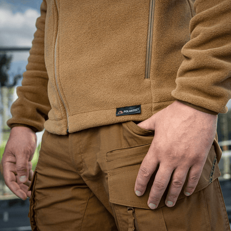 M-Tac Nord Polartec Fleecejakke i brun farve med Polartec®-mærke, viser premium kvalitet og funktionalitet til hverdag og sport